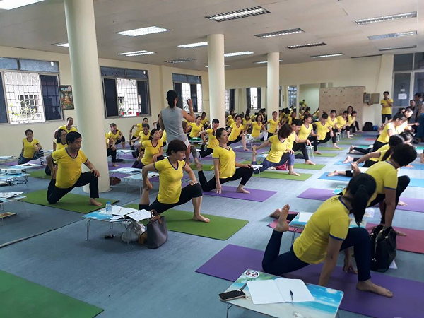 Giảng viên Yoga Tại Nhà đang trực tiếp giảng dạy học viên thực hiện động tác